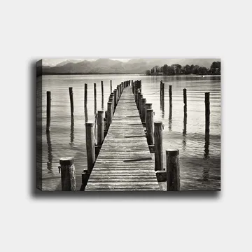 Canvastavla 70x100 cm - Stilla brygga som sträcker sig ut över vattnet, omgiven av pelare som reflekteras i ytan - Svart / Vitt / Grått - Inredning - Tavlor & posters - Canvastavla