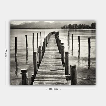 Canvastavla 70x100 cm - Stilla brygga som sträcker sig ut över vattnet, omgiven av pelare som reflekteras i ytan - Svart / Vitt / Grått - Inredning - Tavlor & posters - Canvastavla