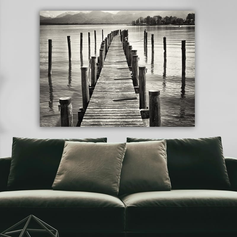 Canvastavla 70x100 cm - Stilla brygga som sträcker sig ut över vattnet, omgiven av pelare som reflekteras i ytan - Svart / Vitt / Grått - Inredning - Tavlor & posters - Canvastavla