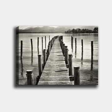 Canvastavla 70x100 cm - Stilla brygga som sträcker sig ut över vattnet, omgiven av pelare som reflekteras i ytan - Svart / Vitt / Grått - Inredning - Tavlor & posters - Canvastavla