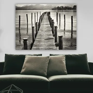 Canvastavla 70x100 cm - Stilla brygga som sträcker sig ut över vattnet, omgiven av pelare som reflekteras i ytan - Svart / Vitt / Grått - Inredning - Tavlor & posters - Canvastavla