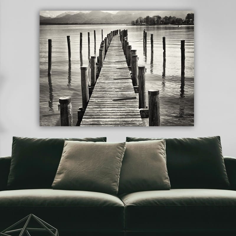Canvastavla 70x100 cm - Stilla brygga som sträcker sig ut över vattnet, omgiven av pelare som reflekteras i ytan - Svart / Vitt / Grått - Inredning - Tavlor & posters - Canvastavla