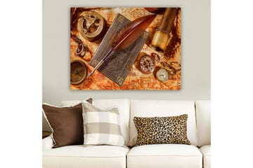 Canvastavla 70x100 cm - Stilla komposition av antika navigationsverktyg och en fjäderpenna på en gammal karta - Mörkbrun / Guld / Orange - Inredning - Tavlor & posters - Canvastavla
