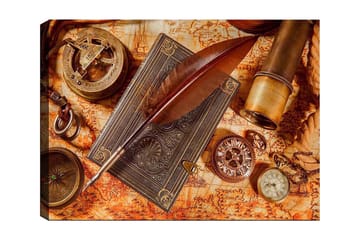 Canvastavla 70x100 cm - Stilla komposition av antika navigationsverktyg och en fjäderpenna på en gammal karta - Mörkbrun / Guld / Orange - Inredning - Tavlor & posters - Canvastavla