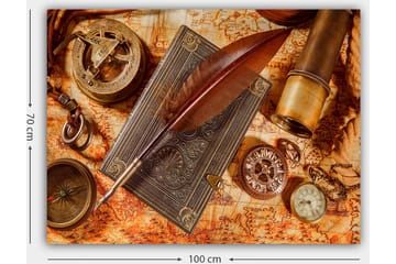 Canvastavla 70x100 cm - Stilla komposition av antika navigationsverktyg och en fjäderpenna på en gammal karta - Mörkbrun / Guld / Orange - Inredning - Tavlor & posters - Canvastavla