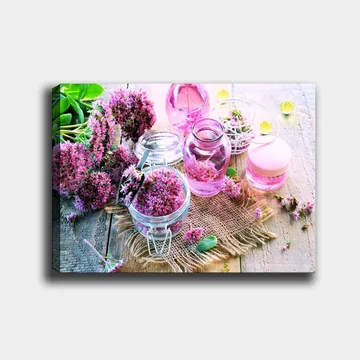 Canvastavla 70x100 cm - Stilla komposition med rosa blommor och glasbehållare som skapar en harmonisk atmosfär - Rosa / Grön / Klar - Inredning - Tavlor & posters - Canvastavla