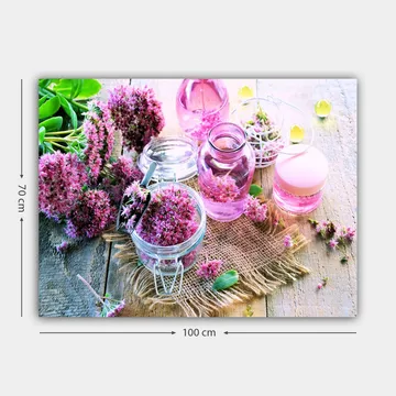 Canvastavla 70x100 cm - Stilla komposition med rosa blommor och glasbehållare som skapar en harmonisk atmosfär - Rosa / Grön / Klar - Inredning - Tavlor & posters - Canvastavla