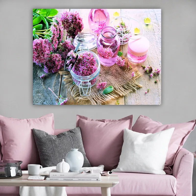 Canvastavla 70x100 cm - Stilla komposition med rosa blommor och glasbehållare som skapar en harmonisk atmosfär - Rosa / Grön / Klar - Inredning - Tavlor & posters - Canvastavla
