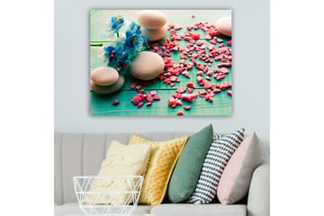 Canvastavla 70x100 cm - Stilla komposition med stenar och blå blommor på en grön bakgrund - Blå / Rosa / Grön - Inredning - Tavlor & posters - Canvastavla