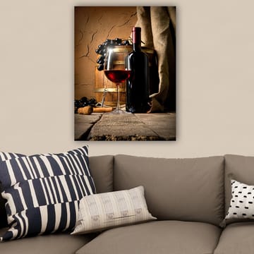 Canvastavla 70x100 cm - Stilla naturtavla med en flaska rödvin, ett vinglas och druvor på en träyta - Mörkröd / Brun / Svart - Inredning - Tavlor & posters - Canvastavla