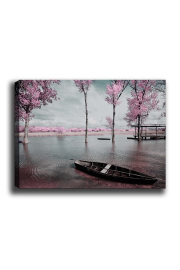 Canvastavla 70x100 cm - Stilla sjö med en båt omgiven av rosa träd och en dimmig himmel - Rosa / Grå / Svart - Inredning - Tavlor & posters - Canvastavla