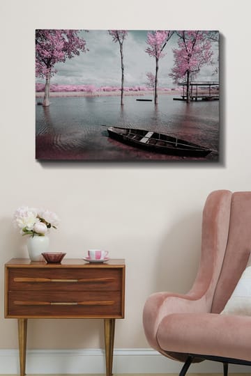 Canvastavla 70x100 cm - Stilla sjö med en båt omgiven av rosa träd och en dimmig himmel - Rosa / Grå / Svart - Inredning - Tavlor & posters - Canvastavla
