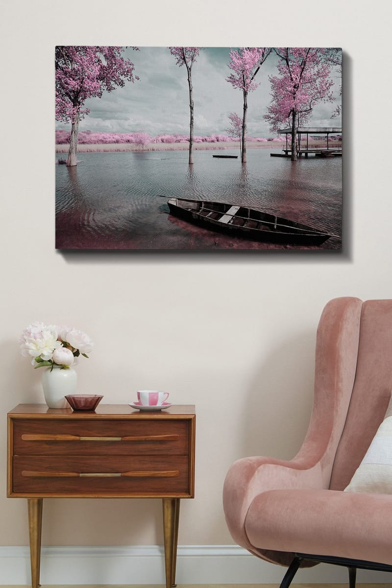 Canvastavla 70x100 cm - Stilla sjö med en båt omgiven av rosa träd och en dimmig himmel - Rosa / Grå / Svart - Inredning - Tavlor & posters - Canvastavla