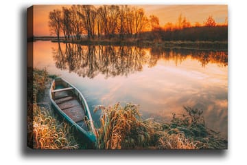 Canvastavla 70x100 cm - Stilla sjö med en båt vid strandkanten i en vacker solnedgång - Orange / Grön / Brun - Inredning - Tavlor & posters - Canvastavla