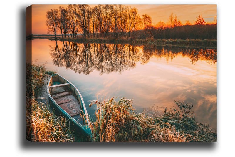 Canvastavla 70x100 cm - Stilla sjö med en båt vid strandkanten i en vacker solnedgång - Orange / Grön / Brun - Inredning - Tavlor & posters - Canvastavla