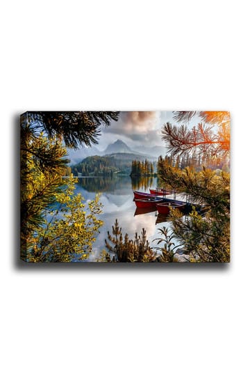 Canvastavla 70x100 cm - Stilla sjö med en röd båt vid en träbrygga, omgiven av grönskande träd och fjärran berg - Grön / Röd / Blå - Inredning - Tavlor & posters - Canvastavla