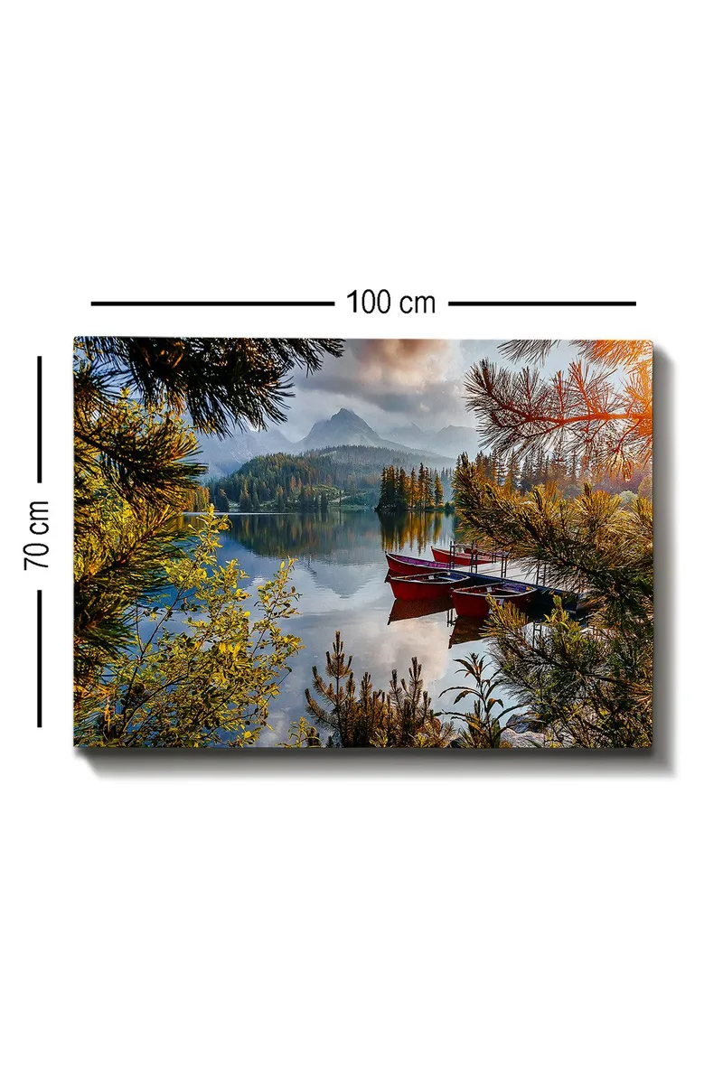 Canvastavla 70x100 cm - Stilla sjö med en röd båt vid en träbrygga, omgiven av grönskande träd och fjärran berg - Grön / Röd / Blå - Inredning - Tavlor & posters - Canvastavla