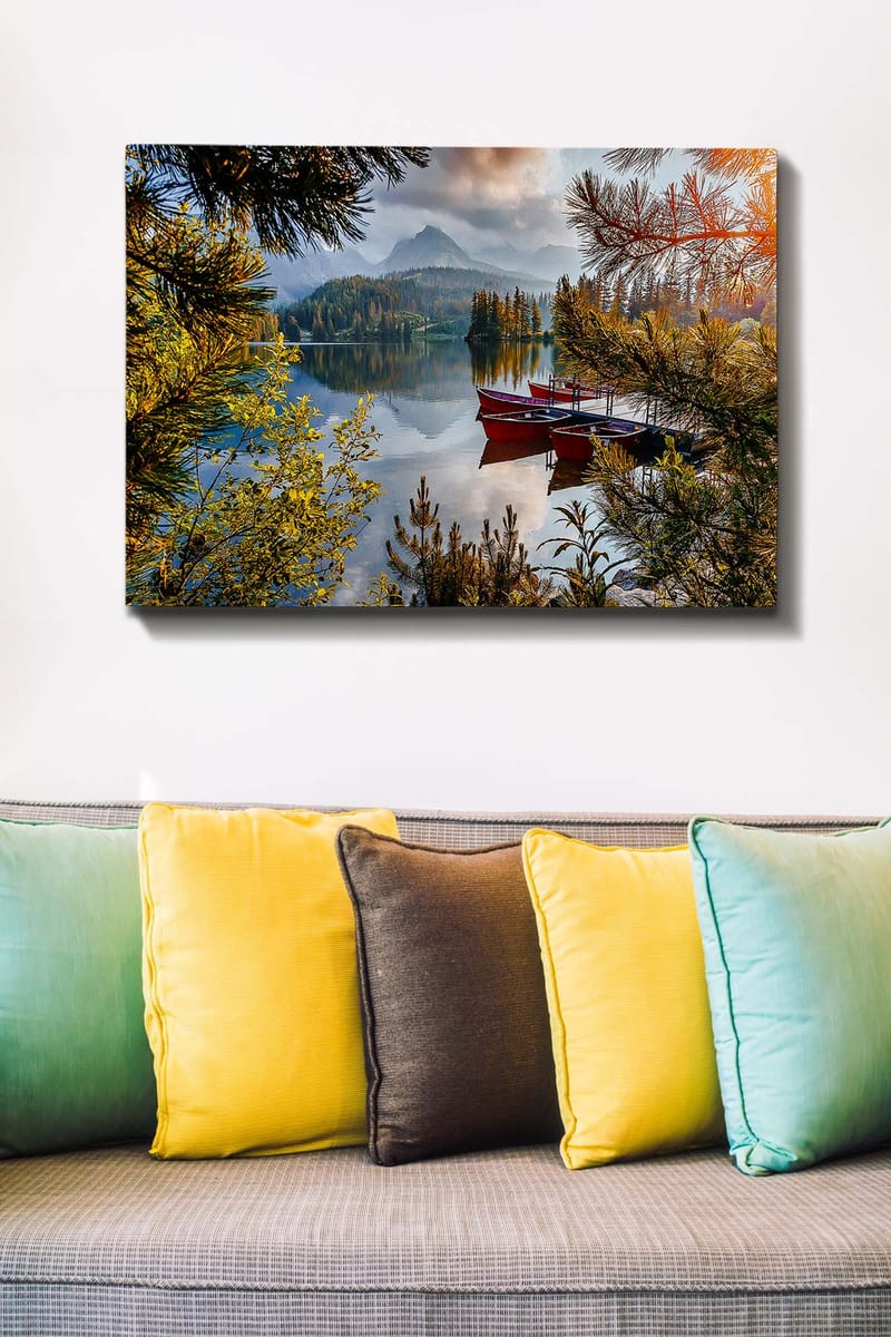 Canvastavla 70x100 cm - Stilla sjö med en röd båt vid en träbrygga, omgiven av grönskande träd och fjärran berg - Grön / Röd / Blå - Inredning - Tavlor & posters - Canvastavla