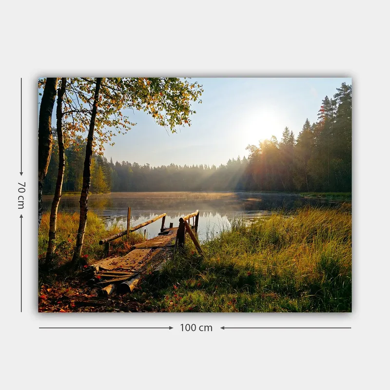Canvastavla 70x100 cm - Stilla sjö med en träbro omgiven av grönskande träd och morgonsolens strålar - Grön / Brun / Gul - Inredning - Tavlor & posters - Canvastavla