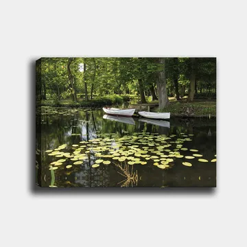 Canvastavla 70x100 cm - Stilla sjö med näckrosor och två vita båtar som flyter på ytan - Grön / Gul / Vit - Inredning - Tavlor & posters - Canvastavla