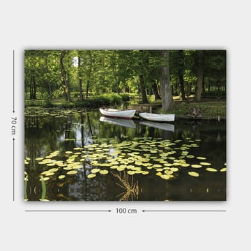 Canvastavla 70x100 cm - Stilla sjö med näckrosor och två vita båtar som flyter på ytan - Grön / Gul / Vit - Inredning - Tavlor & posters - Canvastavla