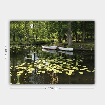 Canvastavla 70x100 cm - Stilla sjö med näckrosor och två vita båtar som flyter på ytan - Grön / Gul / Vit - Inredning - Tavlor & posters - Canvastavla