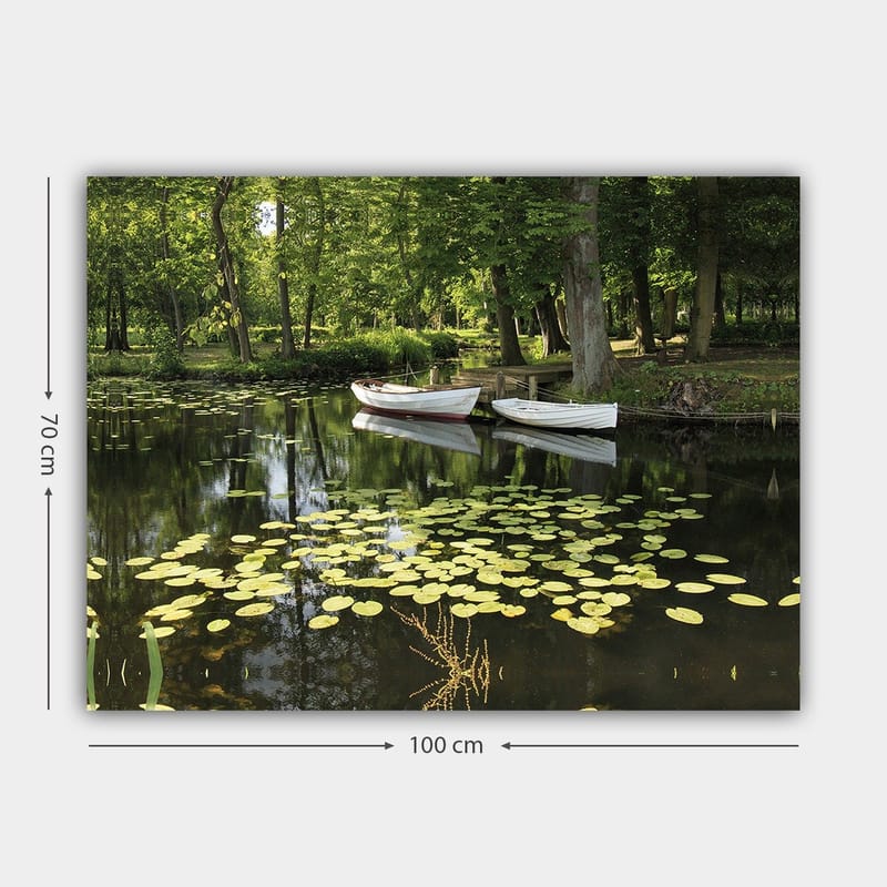 Canvastavla 70x100 cm - Stilla sjö med näckrosor och två vita båtar som flyter på ytan - Grön / Gul / Vit - Inredning - Tavlor & posters - Canvastavla