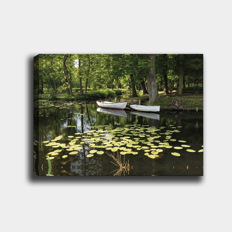 Canvastavla 70x100 cm - Stilla sjö med näckrosor och två vita båtar som flyter på ytan - Grön / Gul / Vit - Inredning - Tavlor & posters - Canvastavla