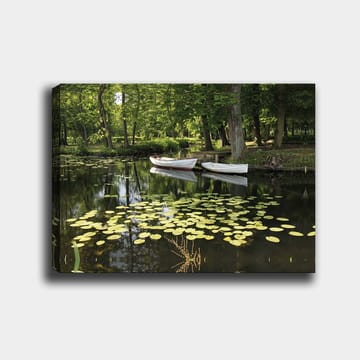 Canvastavla 70x100 cm - Stilla sjö med näckrosor och två vita båtar som flyter på ytan - Grön / Gul / Vit - Inredning - Tavlor & posters - Canvastavla