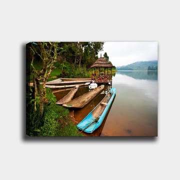 Canvastavla 70x100 cm - Stilla sjö med traditionella kanoter och en paviljong omgiven av grönska - Blå / Brun / Grön - Inredning - Tavlor & posters - Canvastavla
