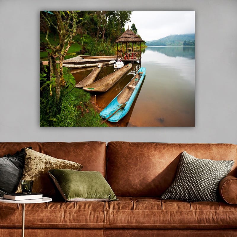 Canvastavla 70x100 cm - Stilla sjö med traditionella kanoter och en paviljong omgiven av grönska - Blå / Brun / Grön - Inredning - Tavlor & posters - Canvastavla