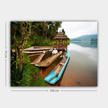 Canvastavla 70x100 cm - Stilla sjö med traditionella kanoter och en paviljong omgiven av grönska - Blå / Brun / Grön - Inredning - Tavlor & posters - Canvastavla