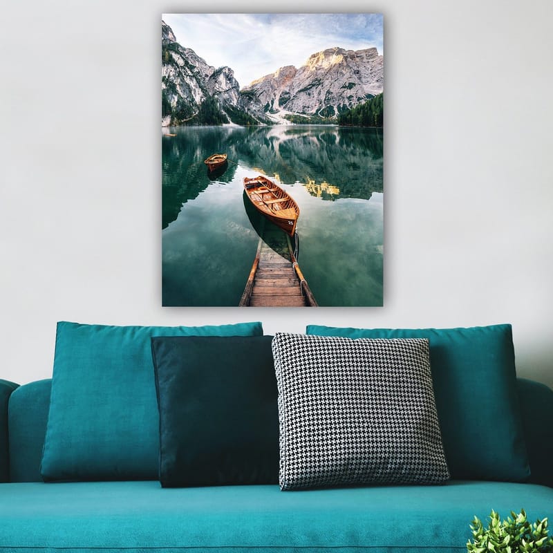 Canvastavla 70x100 cm - Stilla sjö med två träbåtar omgivna av majestätiska berg och grönskande skog - Grön / Brun / Blå - Inredning - Tavlor & posters - Canvastavla