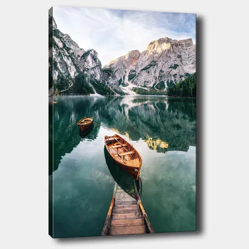 Canvastavla 70x100 cm - Stilla sjö med två träbåtar omgivna av majestätiska berg och grönskande skog - Grön / Brun / Blå - Inredning - Tavlor & posters - Canvastavla