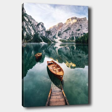 Canvastavla 70x100 cm - Stilla sjö med två träbåtar omgivna av majestätiska berg och grönskande skog - Grön / Brun / Blå - Inredning - Tavlor & posters - Canvastavla