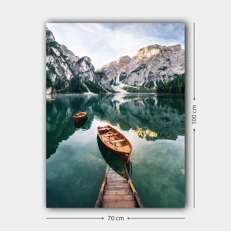 Canvastavla 70x100 cm - Stilla sjö med två träbåtar omgivna av majestätiska berg och grönskande skog - Grön / Brun / Blå - Inredning - Tavlor & posters - Canvastavla