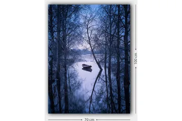 Canvastavla 70x100 cm - Stillsam båt som ligger förtöjd i en spegelblanka sjö omgiven av vinterträd - Mörkblå / Ljusblå - Inredning - Tavlor & posters - Canvastavla