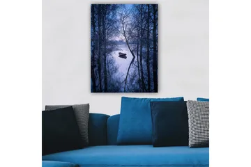 Canvastavla 70x100 cm - Stillsam båt som ligger förtöjd i en spegelblanka sjö omgiven av vinterträd - Mörkblå / Ljusblå - Inredning - Tavlor & posters - Canvastavla