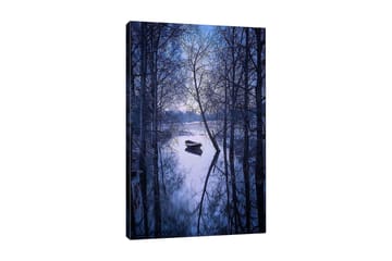 Canvastavla 70x100 cm - Stillsam båt som ligger förtöjd i en spegelblanka sjö omgiven av vinterträd - Mörkblå / Ljusblå - Inredning - Tavlor & posters - Canvastavla