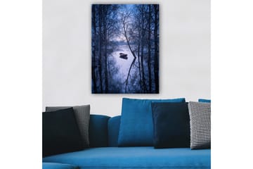 Canvastavla 70x100 cm - Stillsam båt som ligger förtöjd i en spegelblanka sjö omgiven av vinterträd - Mörkblå / Ljusblå - Inredning - Tavlor & posters - Canvastavla
