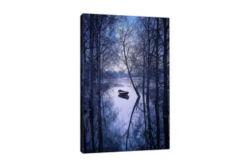 Canvastavla 70x100 cm - Stillsam båt som ligger förtöjd i en spegelblanka sjö omgiven av vinterträd - Mörkblå / Ljusblå - Inredning - Tavlor & posters - Canvastavla