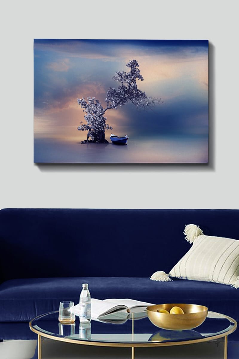 Canvastavla 70x100 cm - Stillsam båt vid en magisk, dimmig strand med ett träd som sträcker sig över vattnet - Blå / Grå / Vit - Inredning - Tavlor & posters - Canvastavla