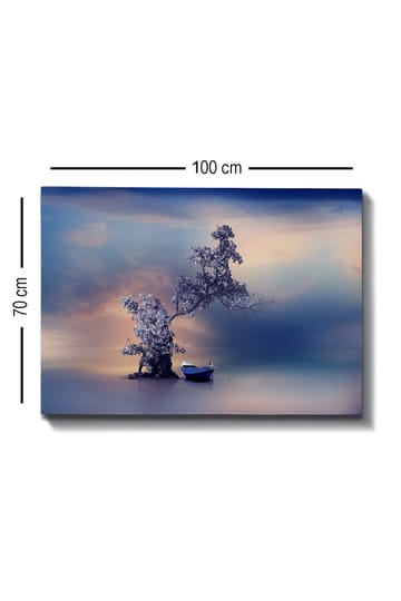 Canvastavla 70x100 cm - Stillsam båt vid en magisk, dimmig strand med ett träd som sträcker sig över vattnet - Blå / Grå / Vit - Inredning - Tavlor & posters - Canvastavla