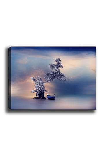Canvastavla 70x100 cm - Stillsam båt vid en magisk, dimmig strand med ett träd som sträcker sig över vattnet - Blå / Grå / Vit - Inredning - Tavlor & posters - Canvastavla