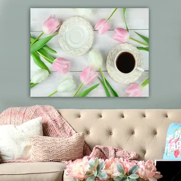 Canvastavla 70x100 cm - Stillsam dukning med en kopp kaffe och tulpaner i rosa och vitt - Rosa / Vitt / Grönt - Inredning - Tavlor & posters - Canvastavla