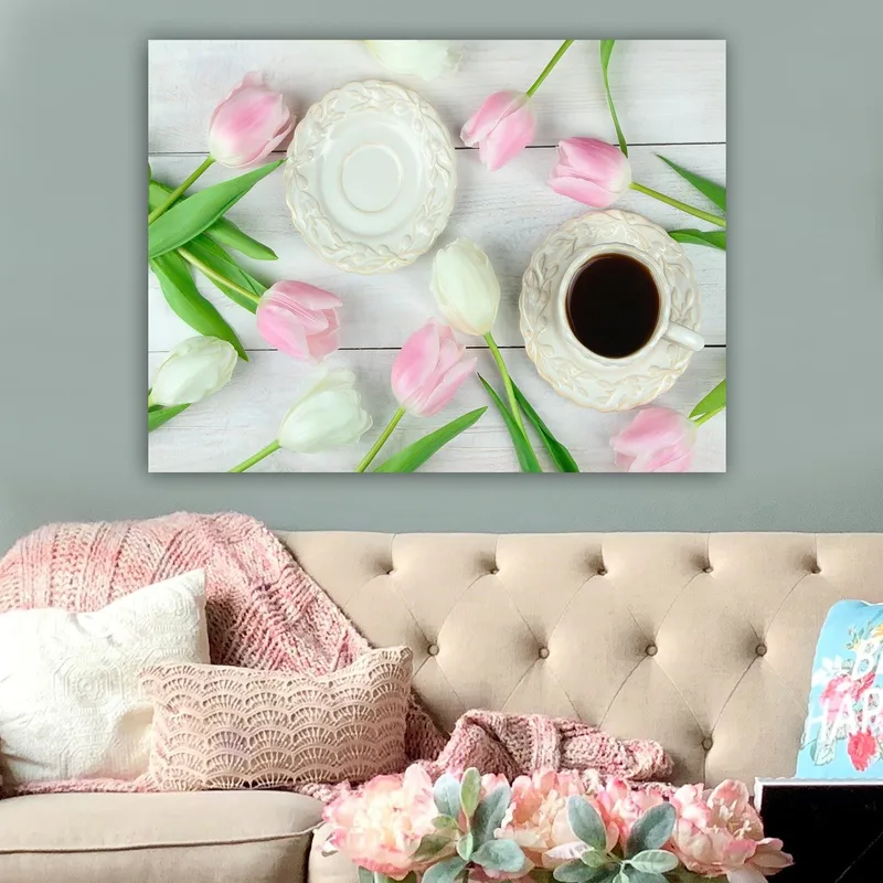 Canvastavla 70x100 cm - Stillsam dukning med en kopp kaffe och tulpaner i rosa och vitt - Rosa / Vitt / Grönt - Inredning - Tavlor & posters - Canvastavla