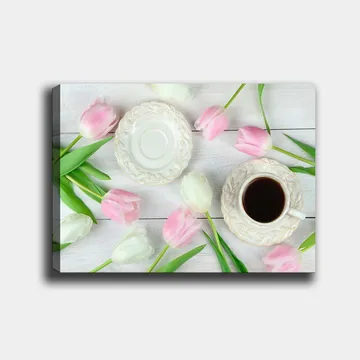 Canvastavla 70x100 cm - Stillsam dukning med en kopp kaffe och tulpaner i rosa och vitt - Rosa / Vitt / Grönt - Inredning - Tavlor & posters - Canvastavla