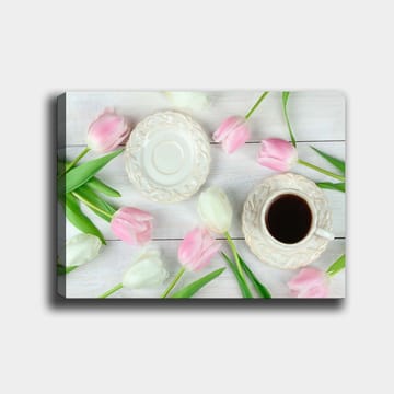 Canvastavla 70x100 cm - Stillsam dukning med en kopp kaffe och tulpaner i rosa och vitt - Rosa / Vitt / Grönt - Inredning - Tavlor & posters - Canvastavla
