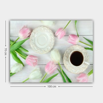 Canvastavla 70x100 cm - Stillsam dukning med en kopp kaffe och tulpaner i rosa och vitt - Rosa / Vitt / Grönt - Inredning - Tavlor & posters - Canvastavla