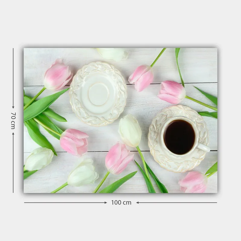 Canvastavla 70x100 cm - Stillsam dukning med en kopp kaffe och tulpaner i rosa och vitt - Rosa / Vitt / Grönt - Inredning - Tavlor & posters - Canvastavla